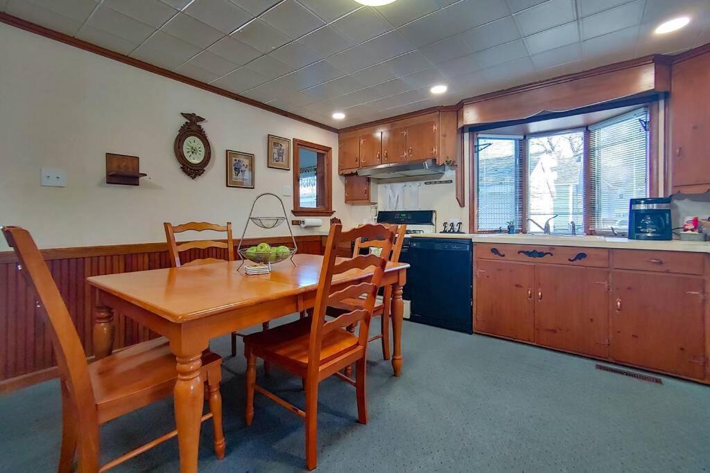 Huge Historic, W/Large Yard & Close To Beach Manistee Buitenkant foto